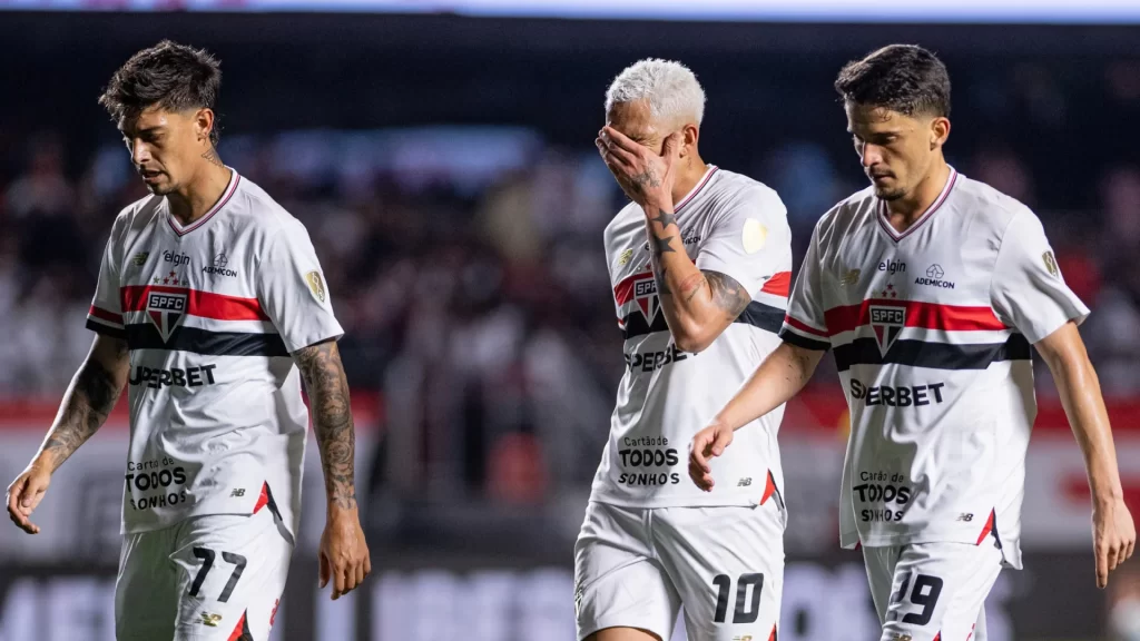 São Paulo recolhe os cacos após eliminação na Libertadores para mirar embalo no Brasileirão sao-paulo-recolhe-os-cacos-apos-eliminacao-na-libertadores-para-mirar-embalo-no-brasileirao