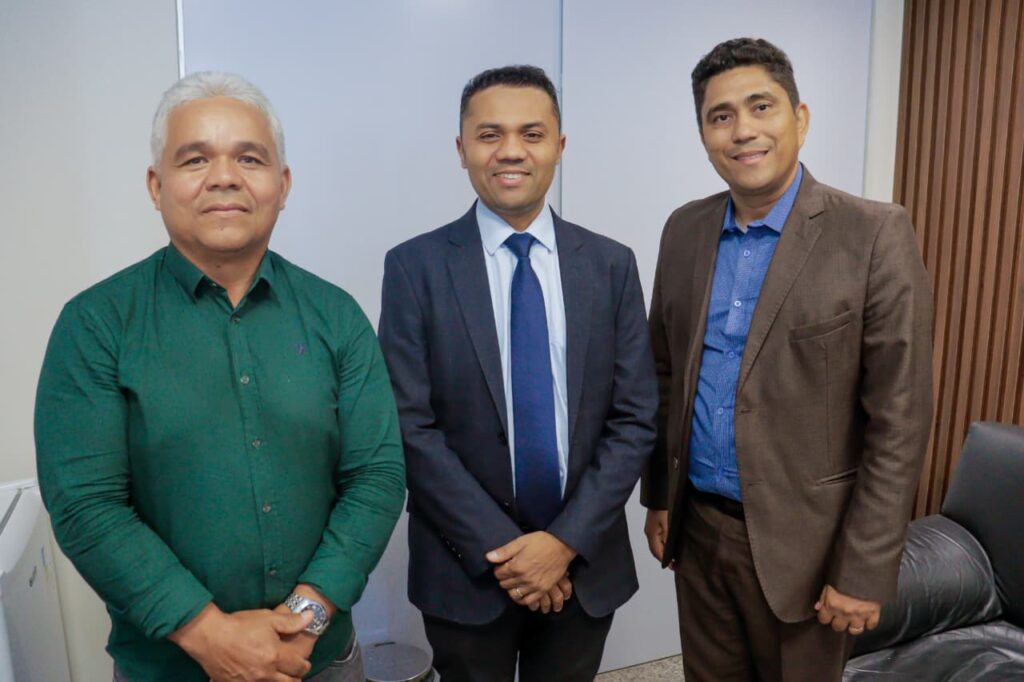 Deputado Moisemar Marinho recebe lideranças de Guaraí deputado-moisemar-marinho-recebe-liderancas-de-guarai