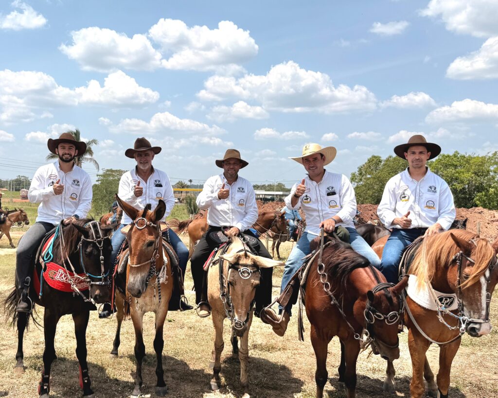 Amélio Cayres celebra tradição sertaneja na Cavalgada de abertura da Expoagra 2025 amelio-cayres-celebra-tradicao-sertaneja-na-cavalgada-de-abertura-da-expoagra-2025