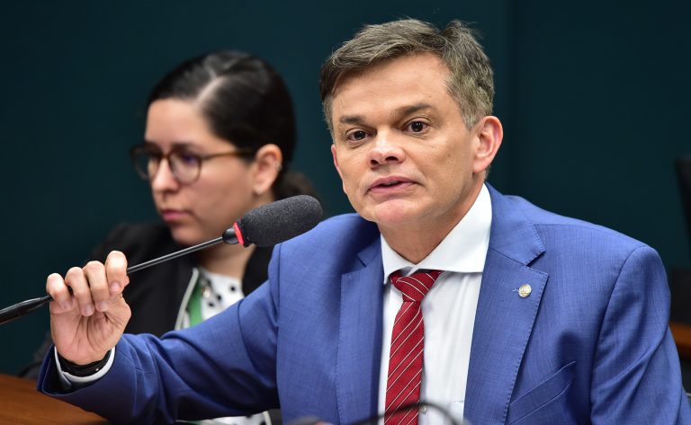 Comissão discute pagamentos acima do teto remuneratório no serviço público comissao-discute-pagamentos-acima-do-teto-remuneratorio-no-servico-publico