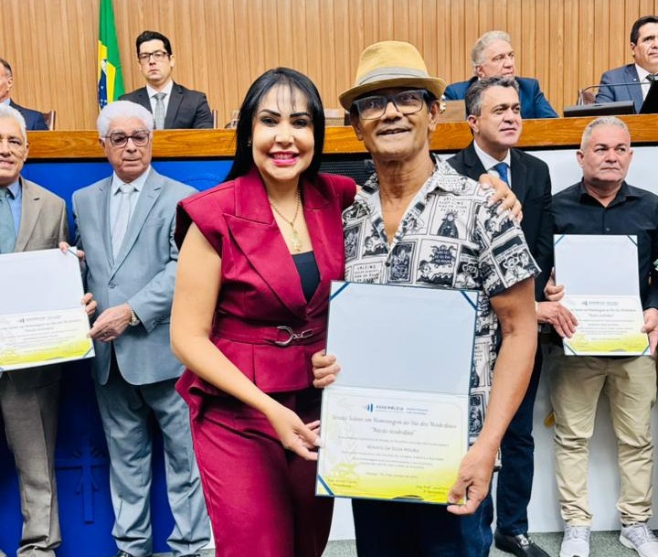 Em sessão solene da Aleto, Janad Valcari presta homenagem ao artista Renato Moura em-sessao-solene-da-aleto,-janad-valcari-presta-homenagem-ao-artista-renato-moura