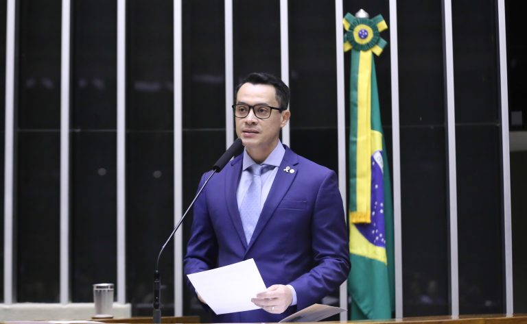 Comissão aprova emissão de diplomas em braile a pedido de alunos com deficiência visual comissao-aprova-emissao-de-diplomas-em-braile-a-pedido-de-alunos-com-deficiencia-visual
