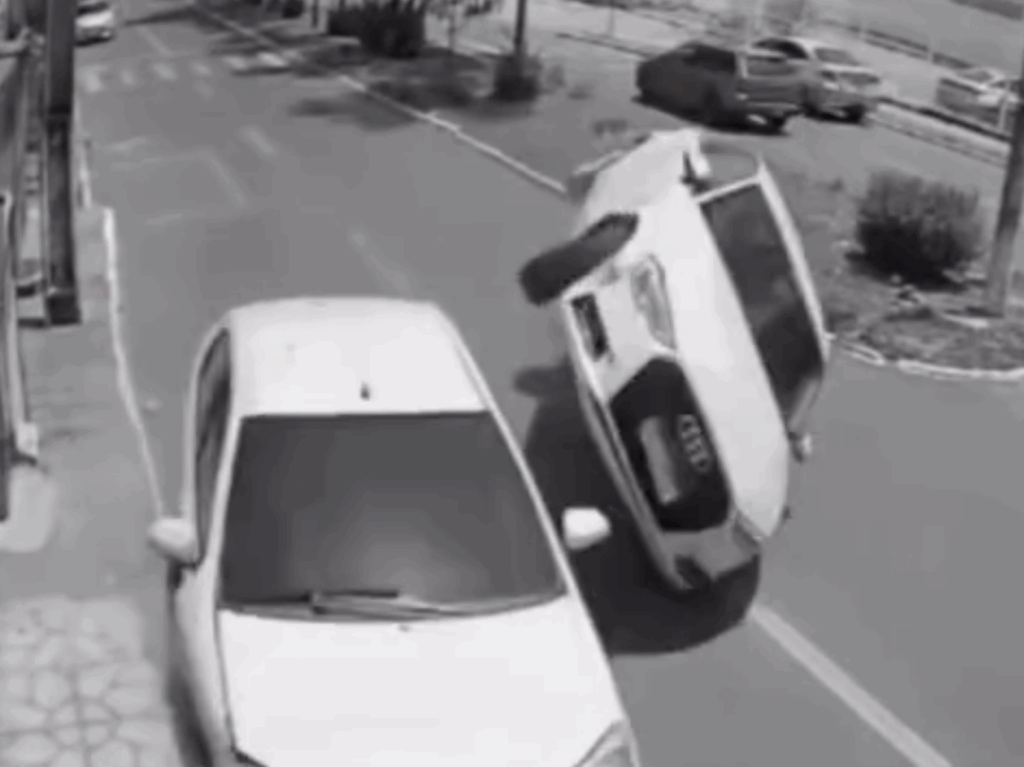 Carro capota após colisão e causa susto em avenida movimentada no TO; VÍDEO carro-capota-apos-colisao-e-causa-susto-em-avenida-movimentada-no-to;-video