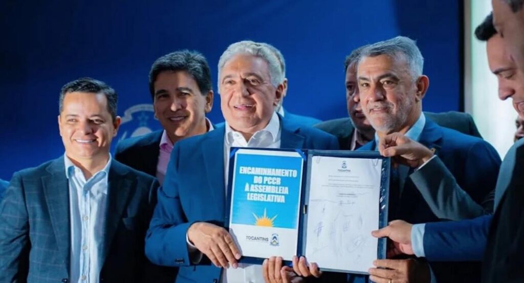 Jorge Frederico participa de cerimônia que marca envio do PCCR da Educação à Assembleia jorge-frederico-participa-de-cerimonia-que-marca-envio-do-pccr-da-educacao-a-assembleia