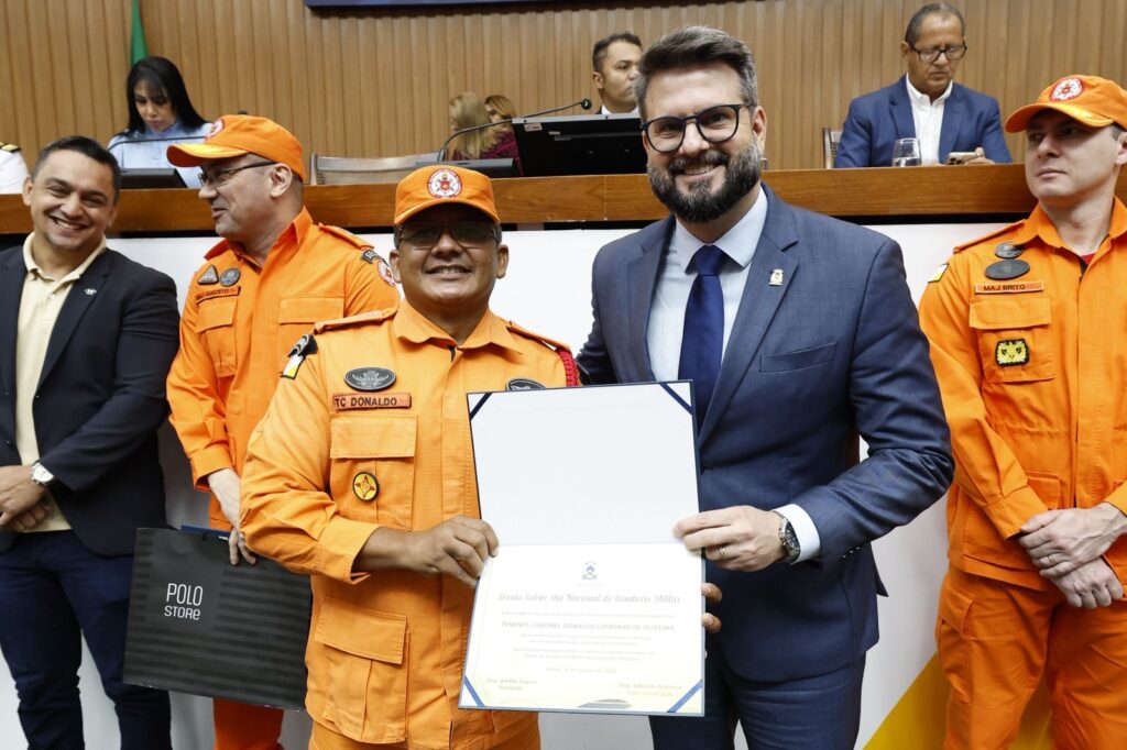À frente da operação na tragédia da ponte JK, ten.-cel. Donaldo é homenageado por Mantoan a-frente-da-operacao-na-tragedia-da-ponte-jk,-ten-cel.-donaldo-e-homenageado-por-mantoan