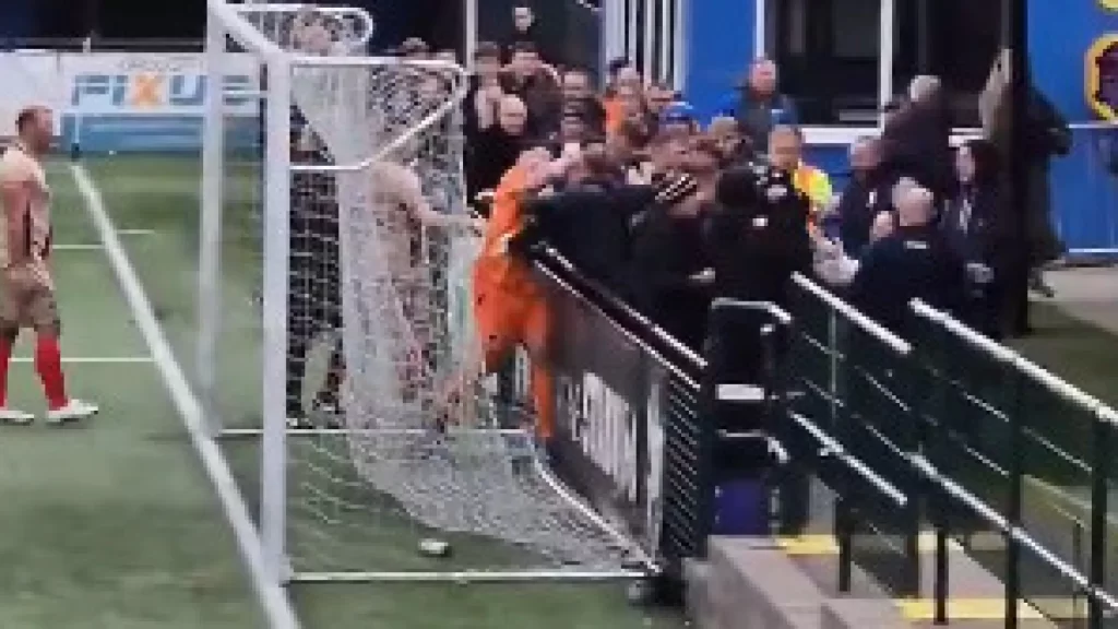 Confusão na Inglaterra! Goleiro dá soco em torcedor e jogo é suspenso confusao-na-inglaterra!-goleiro-da-soco-em-torcedor-e-jogo-e-suspenso