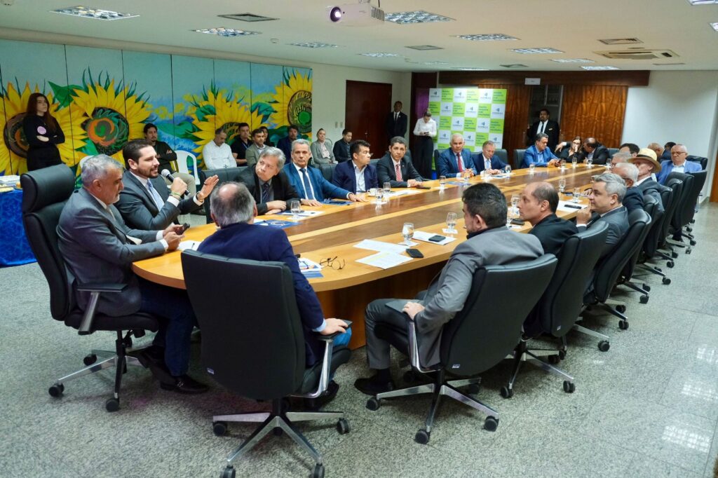 olyntho-conduz-reuniao-sobre-a-ldo-2026-com-poderes-e-instituicoes