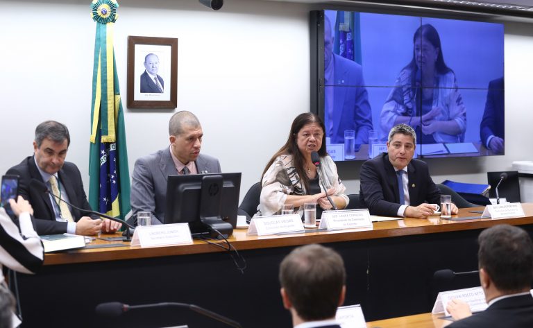 Deputados buscam solução para entrave no rateio de R$ 767 milhões das bets entre atletas e clubes deputados-buscam-solucao-para-entrave-no-rateio-de-r$-767-milhoes-das-bets-entre-atletas-e-clubes