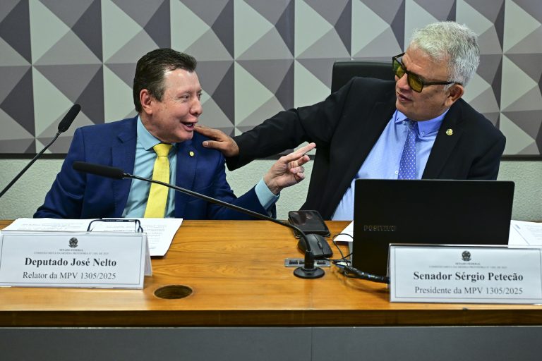 Comissão aprova fim de cobrança de taxa para taxistas comissao-aprova-fim-de-cobranca-de-taxa-para-taxistas