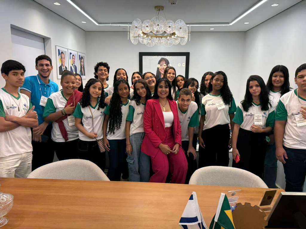 Janad Valcari recebe alunos da Escola Amazílio de Souza Ribeiro de Marianópolis janad-valcari-recebe-alunos-da-escola-amazilio-de-souza-ribeiro-de-marianopolis