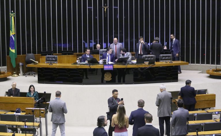 Câmara deve votar projetos sobre falsificação de bebidas e enfrentamento ao câncer de mama camara-deve-votar-projetos-sobre-falsificacao-de-bebidas-e-enfrentamento-ao-cancer-de-mama