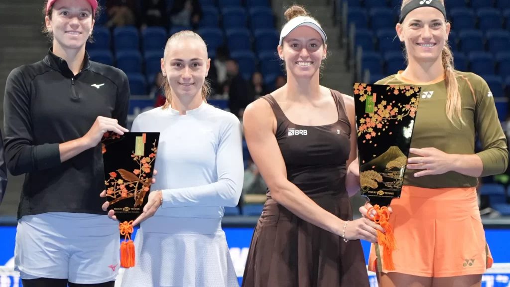 Luisa Stefani é campeã de duplas do WTA 500 de Tóquio e chega embalada para a disputa do Finals luisa-stefani-e-campea-de-duplas-do-wta-500-de-toquio-e-chega-embalada-para-a-disputa-do-finals