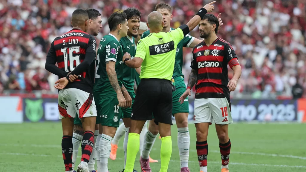 Com cabeça na Libertadores, Flamengo e Palmeiras patinam no topo do Brasileirão com-cabeca-na-libertadores,-flamengo-e-palmeiras-patinam-no-topo-do-brasileirao