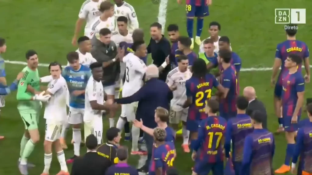 Vinícius Júnior se irrita ao ser substituído e causa tensão no clássico vinicius-junior-se-irrita-ao-ser-substituido-e-causa-tensao-no-classico