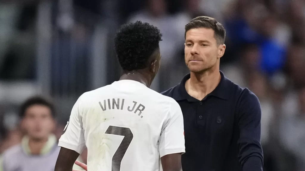 Cara a cara no Real: Vinícius pede desculpas e Xabi impõe limites cara-a-cara-no-real:-vinicius-pede-desculpas-e-xabi-impoe-limites