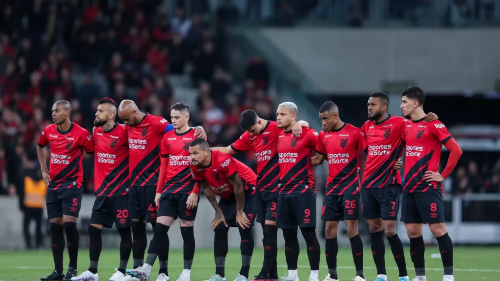 Goiás e Athletico-PR fazem duelo direto por acesso na Série B em dia de briga de opostos goias-e-athletico-pr-fazem-duelo-direto-por-acesso-na-serie-b-em-dia-de-briga-de-opostos