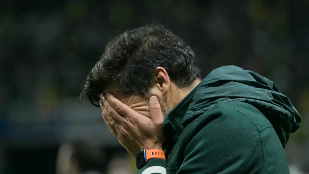 Fonte do Palmeiras explica lágrimas de Abel : “Totalmente esgotado” fonte-do-palmeiras-explica-lagrimas-de-abel-:-“totalmente-esgotado”