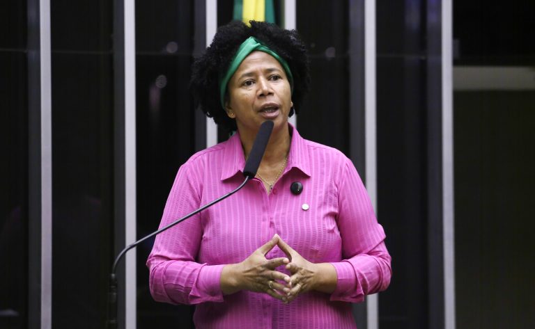 Comissão aprova cadastro nacional para intérpretes de Libras comissao-aprova-cadastro-nacional-para-interpretes-de-libras