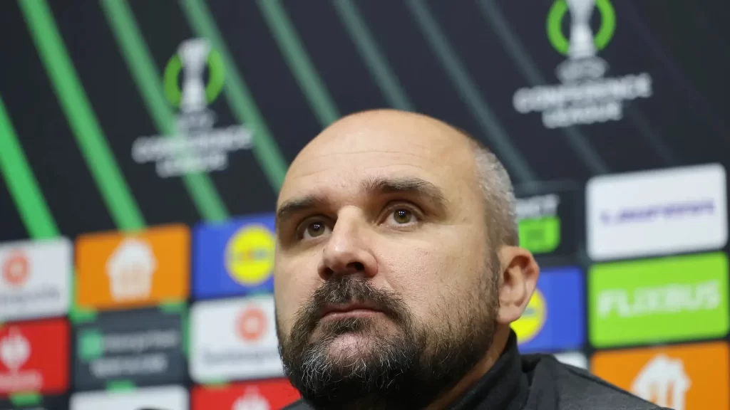 Técnico morre após ter parada cardíaca durante jogo na Sérvia tecnico-morre-apos-ter-parada-cardiaca-durante-jogo-na-servia