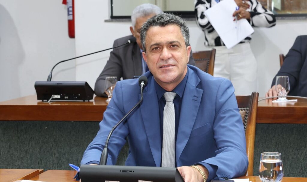 Luciano Oliveira celebra conquista histórica dos professores e vota pela aprovação do PCCR luciano-oliveira-celebra-conquista-historica-dos-professores-e-vota-pela-aprovacao-do-pccr