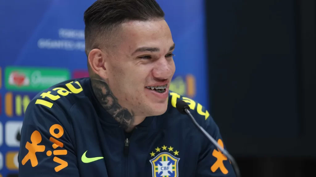 Ederson defende Ancelotti após climão na CBF: ‘Não podemos fechar a porta’ ederson-defende-ancelotti-apos-climao-na-cbf:-‘nao-podemos-fechar-a-porta’