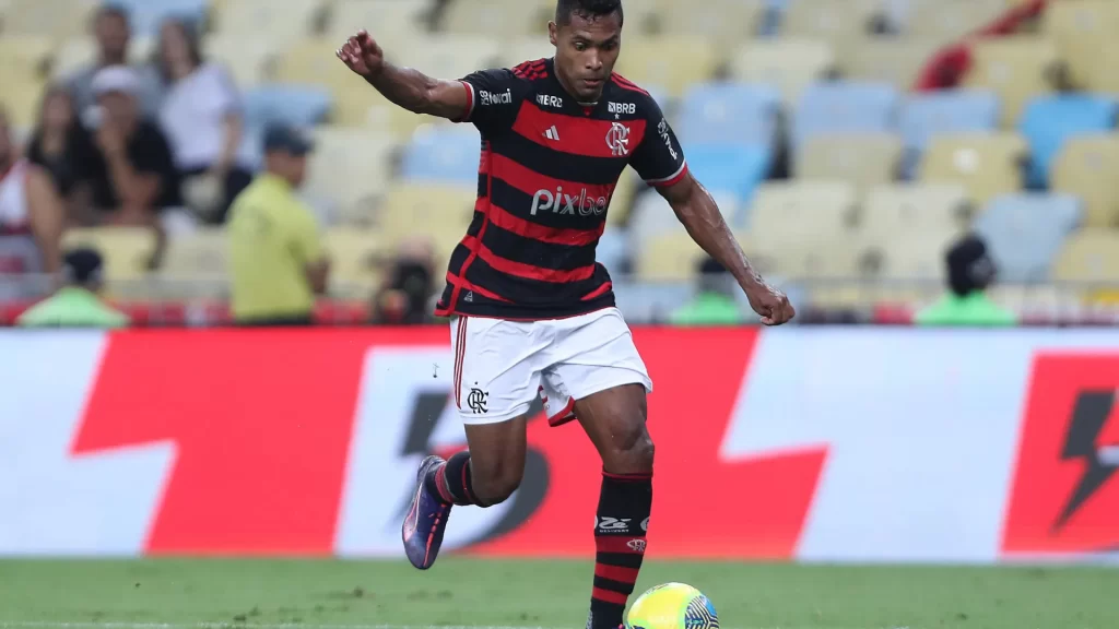 Alex Sandro prioriza sono a carona em avião de Leila: ‘Dormir é importante’ alex-sandro-prioriza-sono-a-carona-em-aviao-de-leila:-‘dormir-e-importante’