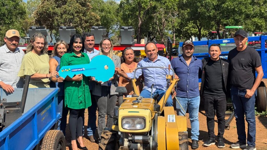 Janad Valcari entrega microtrator para Assentamento Irmã Adelaide em Miracema janad-valcari-entrega-microtrator-para-assentamento-irma-adelaide-em-miracema