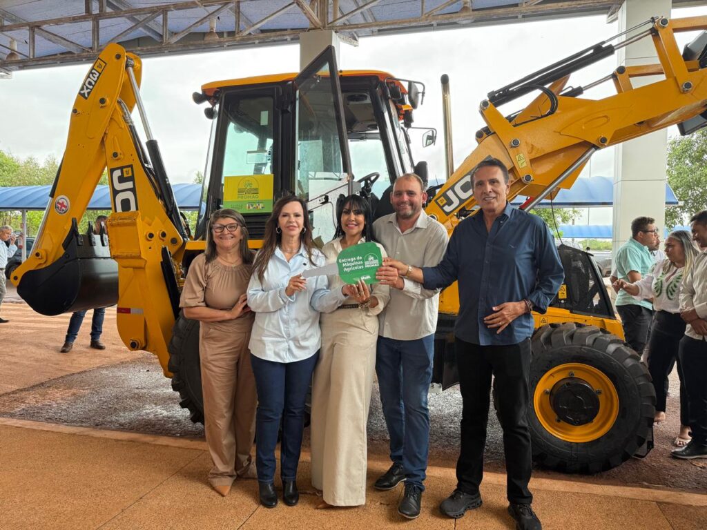 Município de Barrolândia recebe doação de retroescavadeira em parceria com Janad Valcari municipio-de-barrolandia-recebe-doacao-de-retroescavadeira-em-parceria-com-janad-valcari