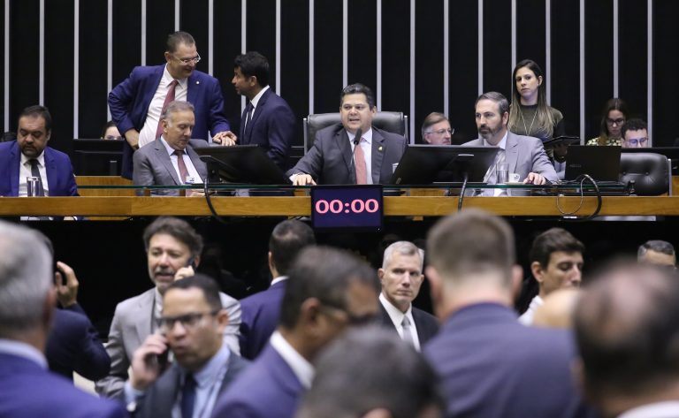 Deputados e senadores rejeitam vetos a projeto de renegociação de dívidas dos estados deputados-e-senadores-rejeitam-vetos-a-projeto-de-renegociacao-de-dividas-dos-estados