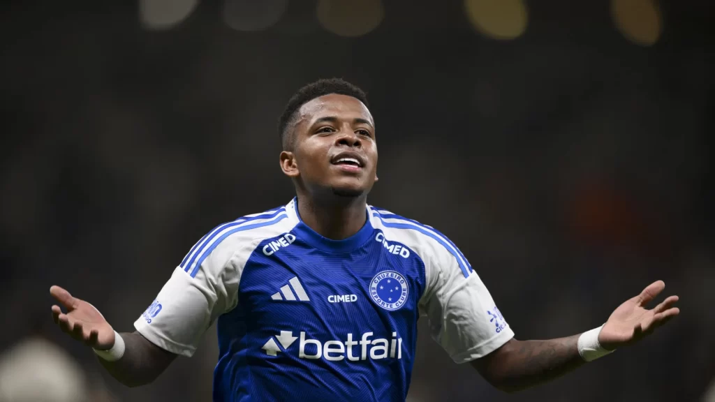 cruzeiro-tem-gols-anulados,-empata-com-ceara-e-da-adeus-a-titulo-brasileiro