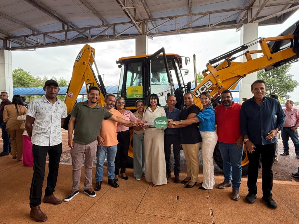Deputada Janad Valcari entrega retroescavadeira para Jaú do Tocantins deputada-janad-valcari-entrega-retroescavadeira-para-jau-do-tocantins
