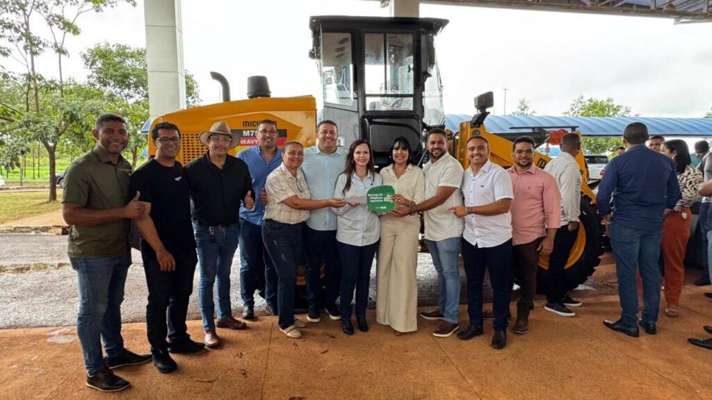 Janad Valcari entrega uma pá carregadeira para Cariri do Tocantins janad-valcari-entrega-uma-pa-carregadeira-para-cariri-do-tocantins