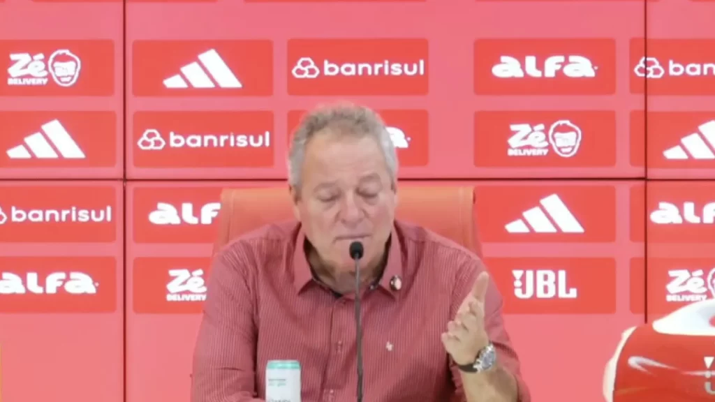 Abel Braga rejeita camisa rosa e compara time a “bando de veados” abel-braga-rejeita-camisa-rosa-e-compara-time-a-“bando-de-veados”