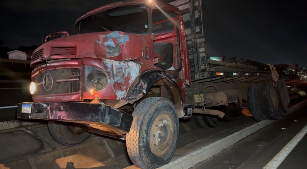 Motorista morre após caminhão sair da pista e bater em poste na BR-153, em Araguaína motorista-morre-apos-caminhao-sair-da-pista-e-bater-em-poste-na-br-153,-em-araguaina