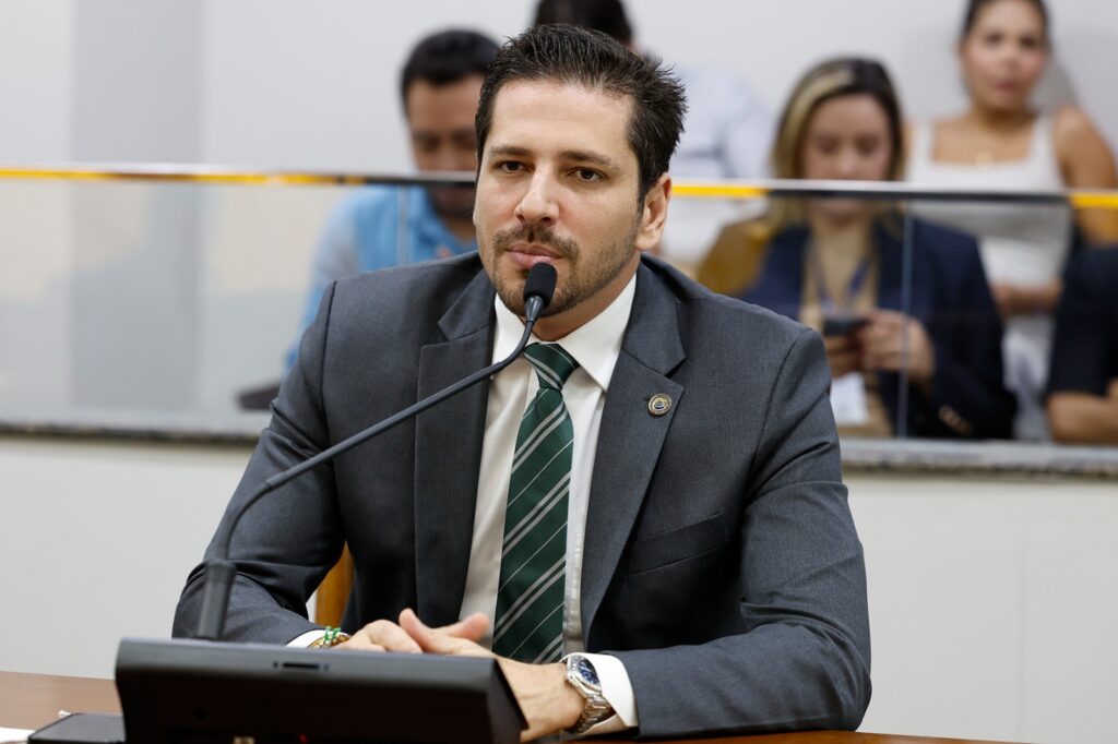 Olyntho comemora sanção da lei que isenta de IPVA carros elétricos e híbridos olyntho-comemora-sancao-da-lei-que-isenta-de-ipva-carros-eletricos-e-hibridos