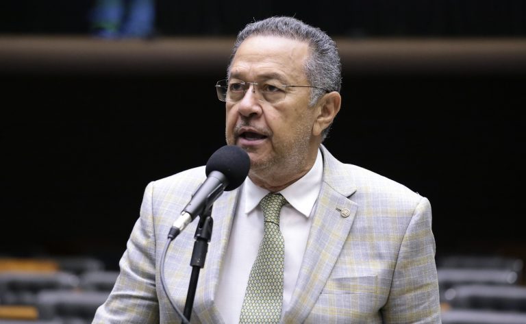 Comissão aprova projeto que permite a criação de redes de rádio e televisão comissao-aprova-projeto-que-permite-a-criacao-de-redes-de-radio-e-televisao