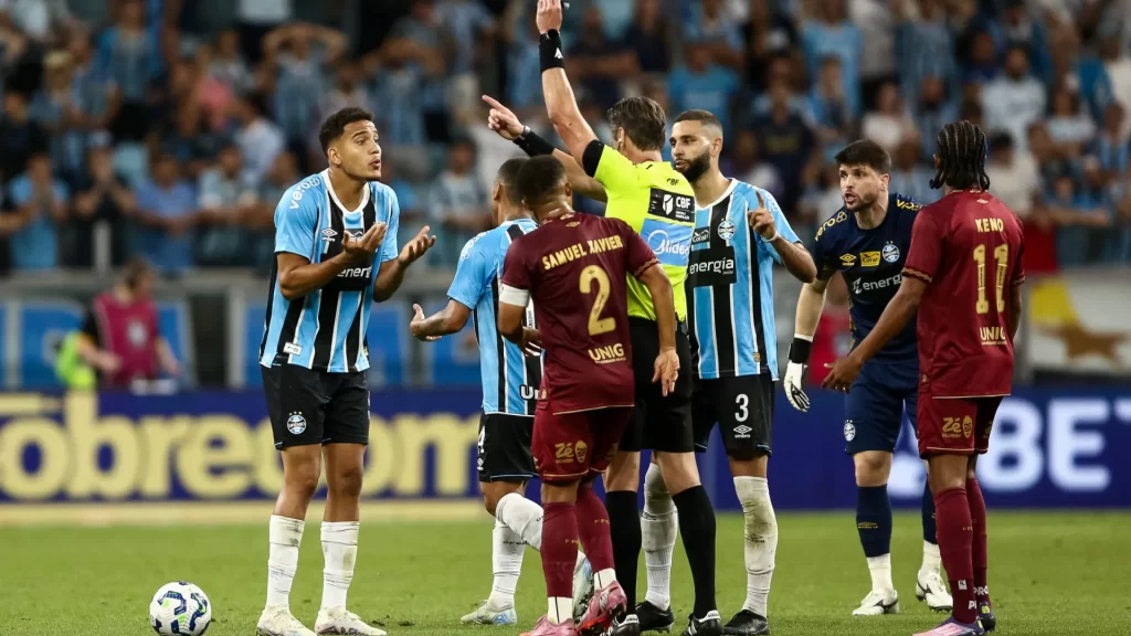 Lei do ex aparece, Fluminense bate o Grêmio e entra no G5 do Brasileiro lei-do-ex-aparece,-fluminense-bate-o-gremio-e-entra-no-g5-do-brasileiro