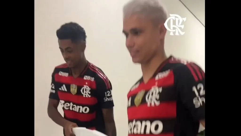 Veja o presente dos jogadores do Flamengo para Filipe Luís após o título veja-o-presente-dos-jogadores-do-flamengo-para-filipe-luis-apos-o-titulo