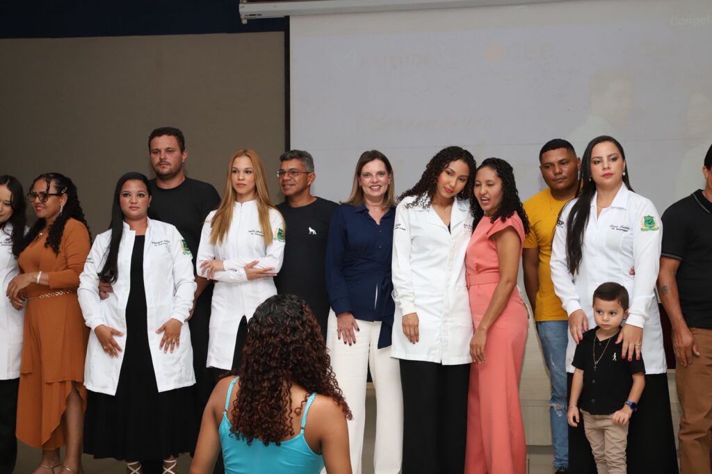 Claudia Lelis parabeniza novos profissionais formados em curso técnico de enfermagem claudia-lelis-parabeniza-novos-profissionais-formados-em-curso-tecnico-de-enfermagem