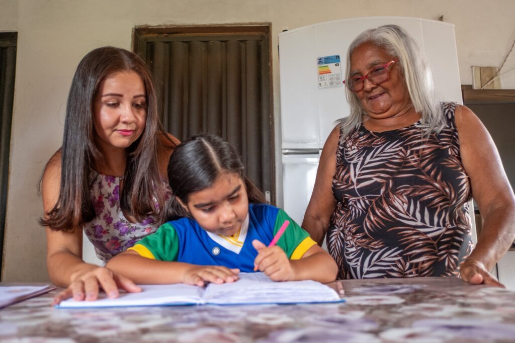 Rostos da Transformação: filha de pais surdos, Larissa Manoela entende o valor da educação rostos-da-transformacao:-filha-de-pais-surdos,-larissa-manoela-entende-o-valor-da-educacao