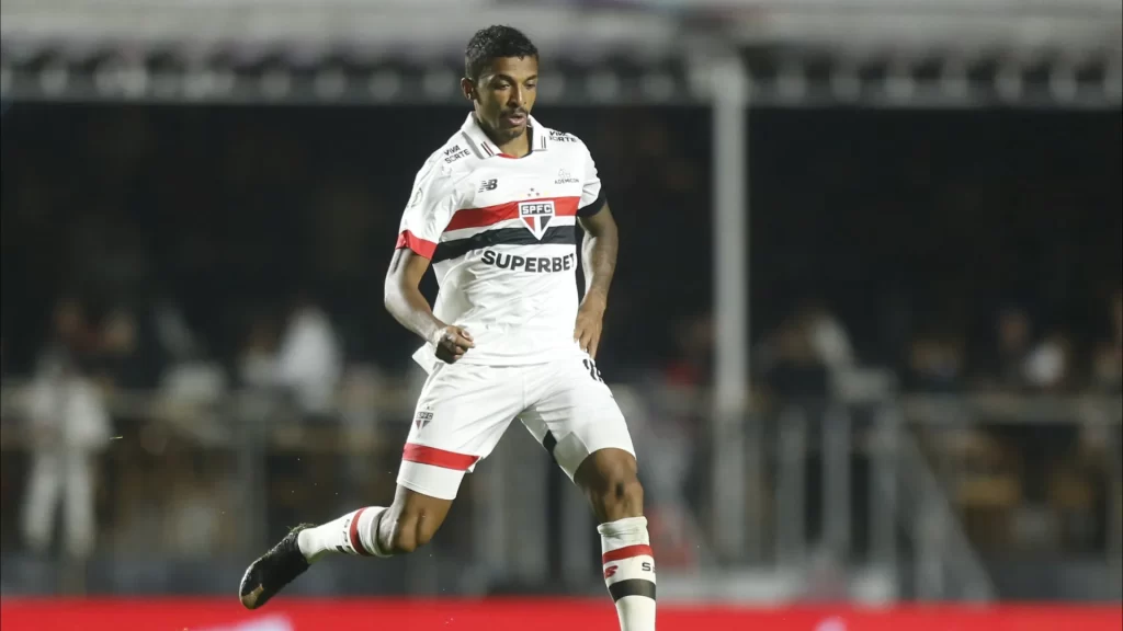 Sondado por rivais, Luiz Gustavo deixou o São Paulo após ligação por telefone sondado-por-rivais,-luiz-gustavo-deixou-o-sao-paulo-apos-ligacao-por-telefone