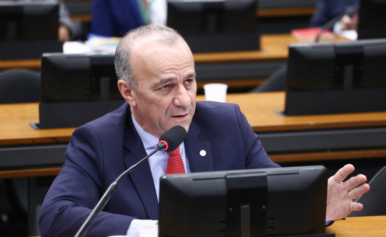 Comissão aprova uso de material didático compartilhado por meio de licença aberta comissao-aprova-uso-de-material-didatico-compartilhado-por-meio-de-licenca-aberta