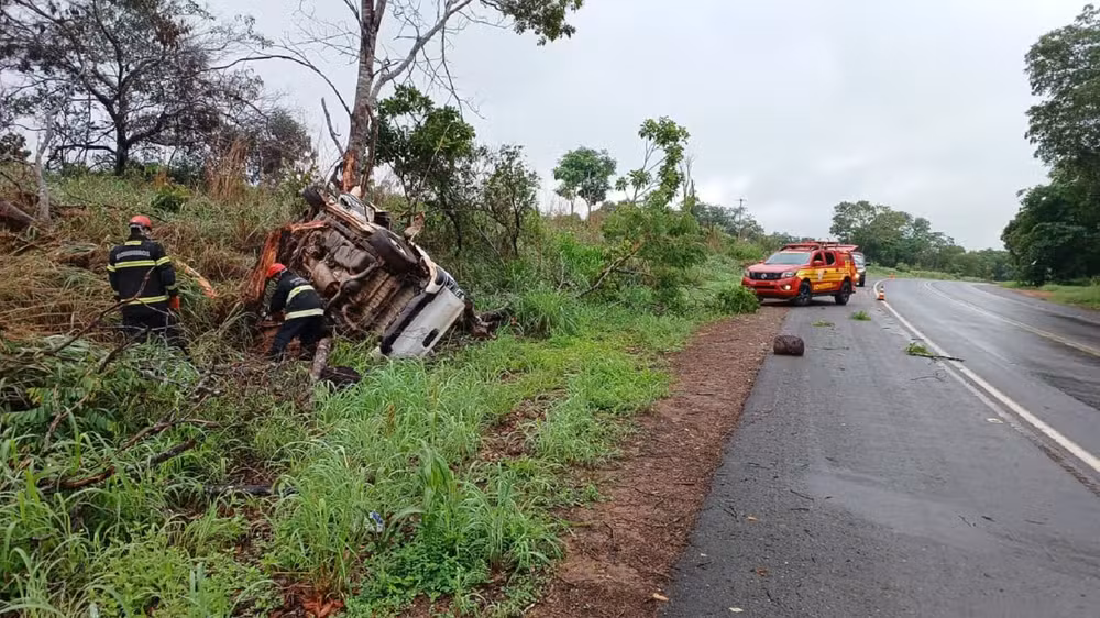 Motorista morre carbonizado em capotamento violento na BR-153 motorista-morre-carbonizado-em-capotamento-violento-na-br-153