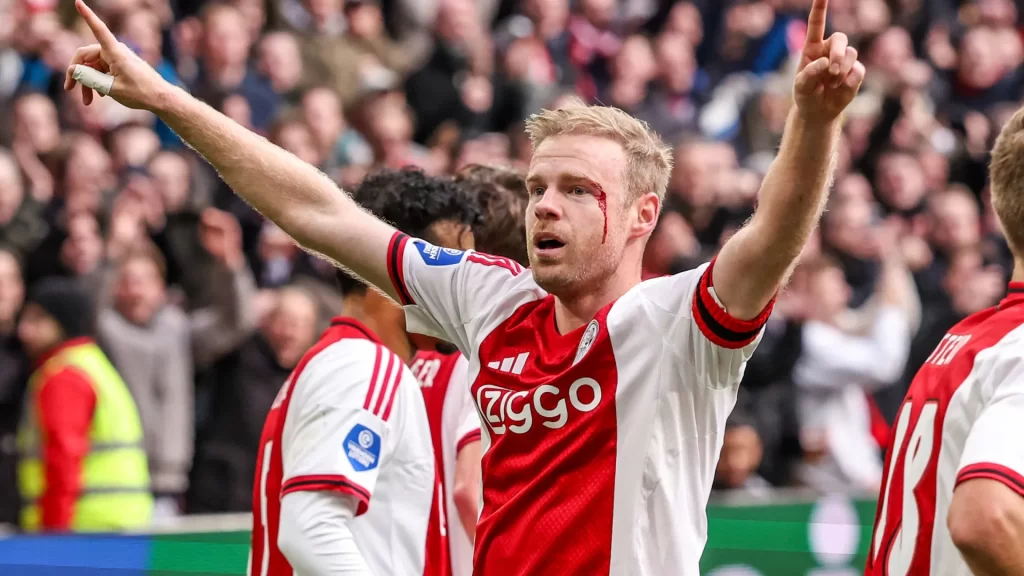 Capitão do Ajax leva cabeçada durante comemoração; veja capitao-do-ajax-leva-cabecada-durante-comemoracao;-veja