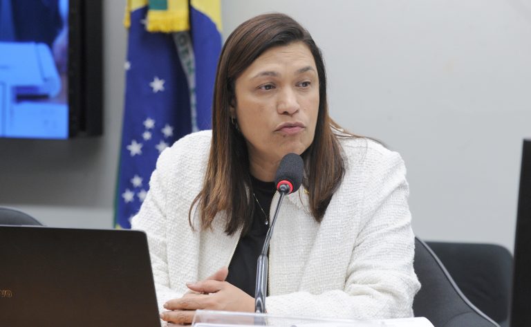 Projeto aumenta pena para agressor de mulher que usar manipulação para se aproximar da vítima projeto-aumenta-pena-para-agressor-de-mulher-que-usar-manipulacao-para-se-aproximar-da-vitima