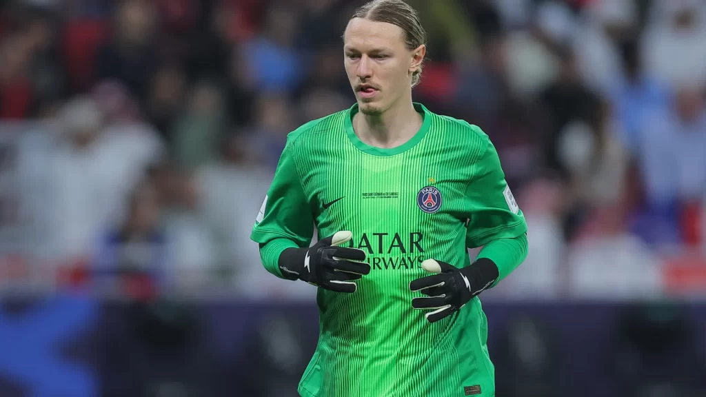 Herói do PSG, Safonov fraturou a mão durante jogo contra o Flamengo heroi-do-psg,-safonov-fraturou-a-mao-durante-jogo-contra-o-flamengo