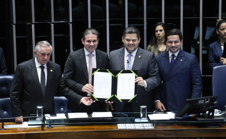 Congresso promulga emenda constitucional que permite a professor acumular outro cargo público congresso-promulga-emenda-constitucional-que-permite-a-professor-acumular-outro-cargo-publico