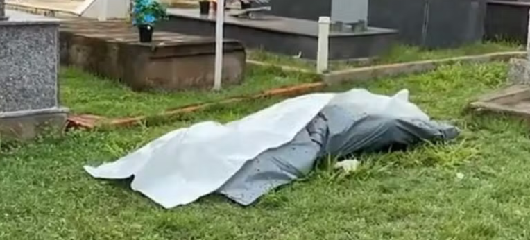 No Bico, corpo é visto em gramado de cemitério por falta de estrutura no IML no-bico,-corpo-e-visto-em-gramado-de-cemiterio-por-falta-de-estrutura-no-iml