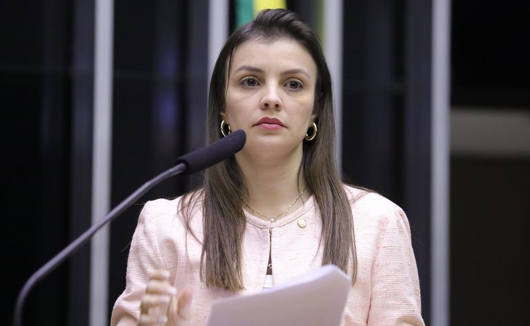 Comissão aprova permissão para tráfego de trator em acostamento de rodovia comissao-aprova-permissao-para-trafego-de-trator-em-acostamento-de-rodovia