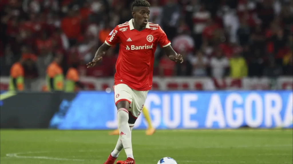 Internacional descarta Flamengo e encaminha venda de Vitão ao Cruzeiro internacional-descarta-flamengo-e-encaminha-venda-de-vitao-ao-cruzeiro